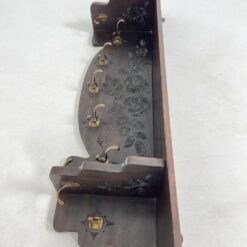 Ąžuolinė sieninė drožinėta kabykla 21x112x33 cm