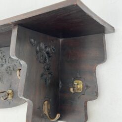 Ąžuolinė sieninė drožinėta kabykla 21x112x33 cm