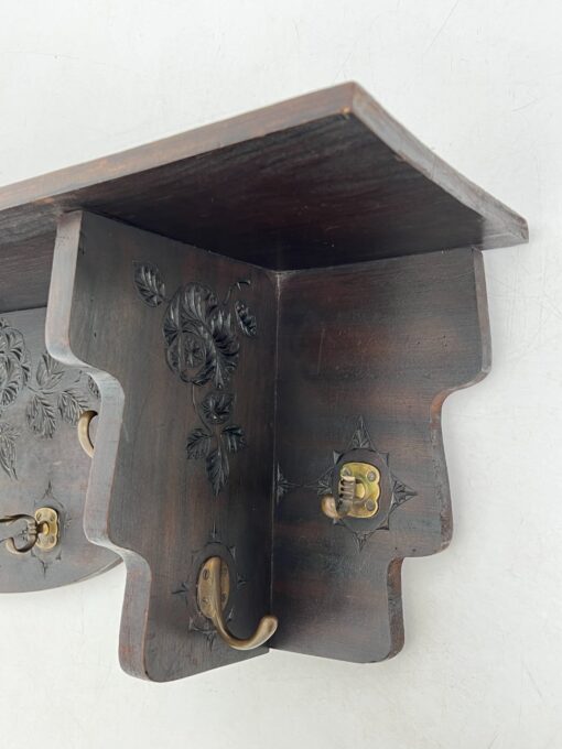 Ąžuolinė sieninė drožinėta kabykla 21x112x33 cm
