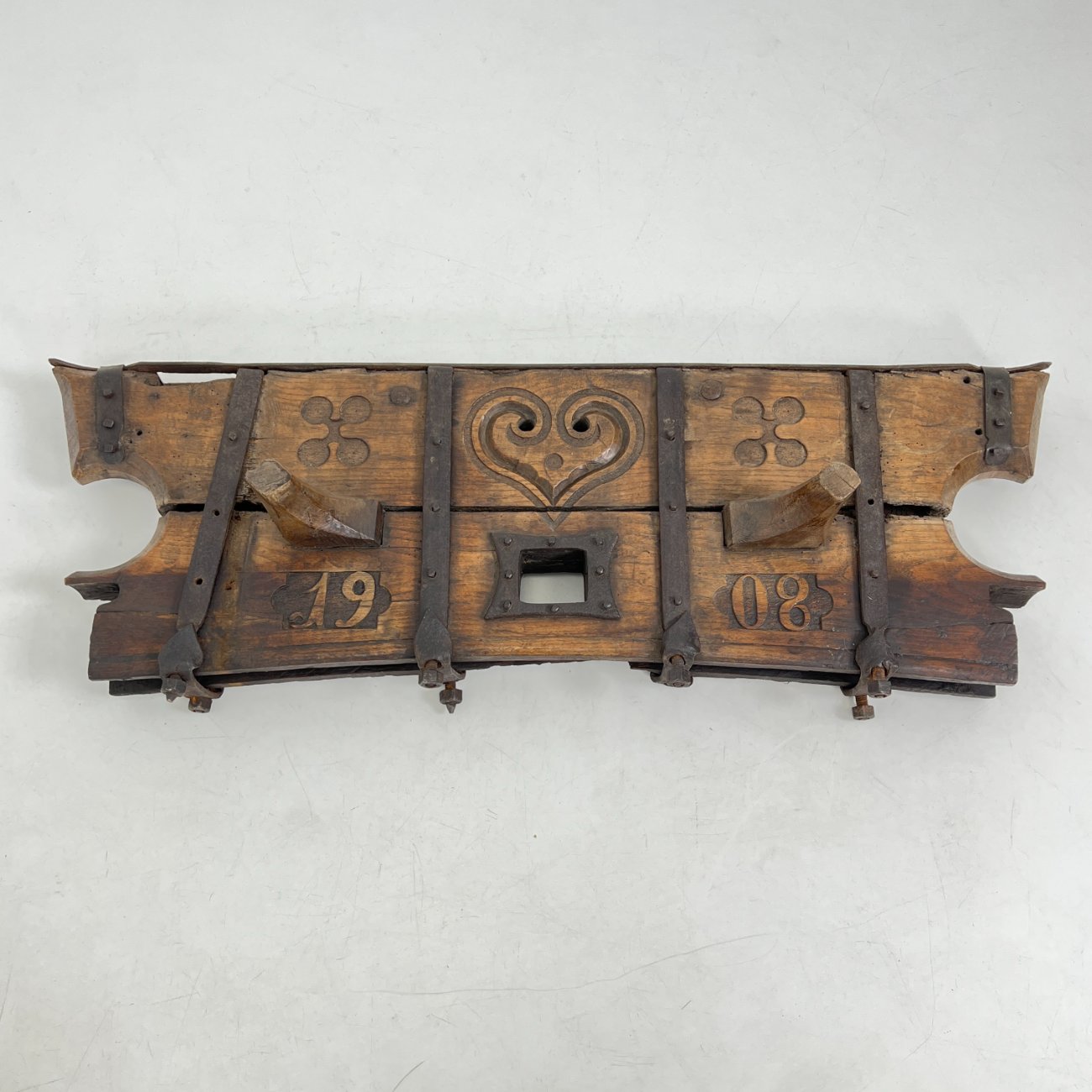 DJ0389-interjero-ir-apdailos-detales-0 Senovinė iškaba/dekoracija iš medžio ir metalo 21x109x38 cm