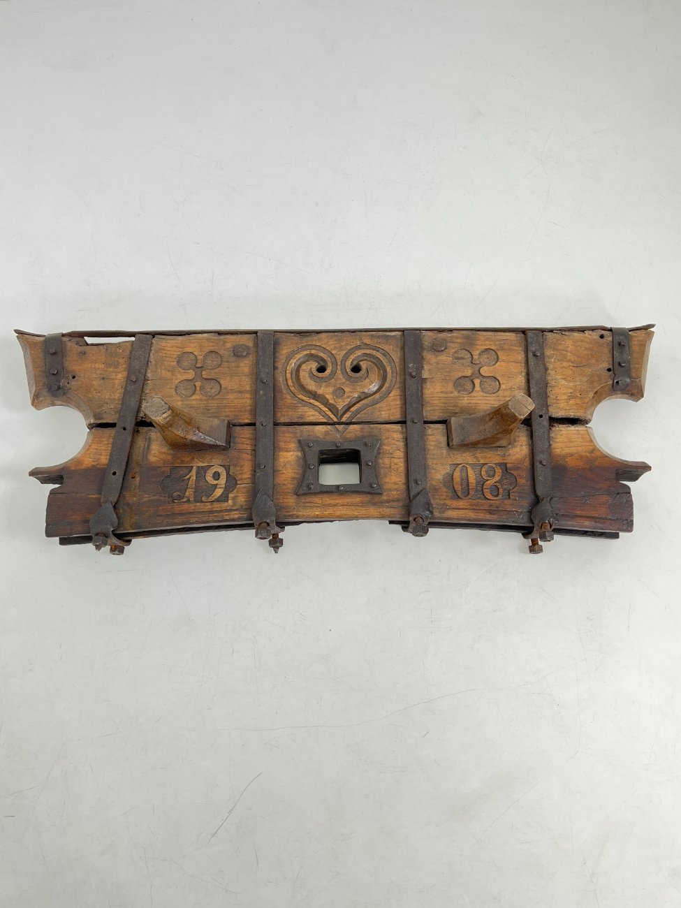 DJ0389-interjero-ir-apdailos-detales-1 Senovinė iškaba/dekoracija iš medžio ir metalo 21x109x38 cm