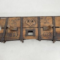 Senovinė iškaba/dekoracija iš medžio ir metalo 21x109x38 cm