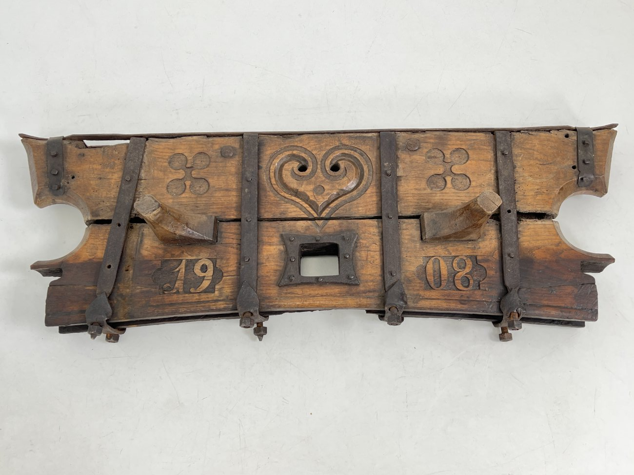 DJ0389-interjero-ir-apdailos-detales-2 Senovinė iškaba/dekoracija iš medžio ir metalo 21x109x38 cm