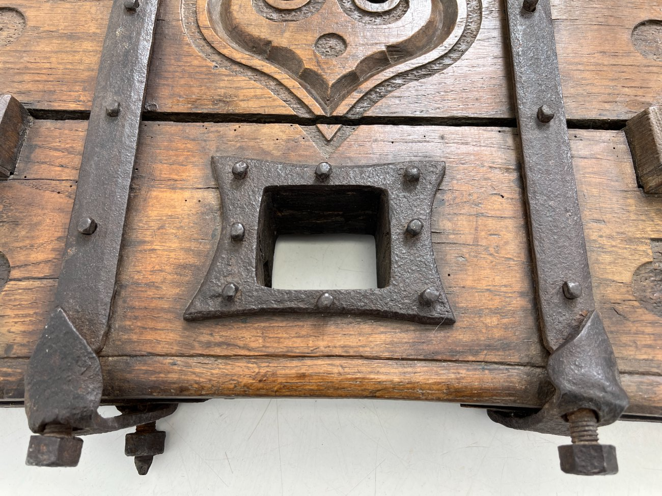 DJ0389-interjero-ir-apdailos-detales-6 Senovinė iškaba/dekoracija iš medžio ir metalo 21x109x38 cm