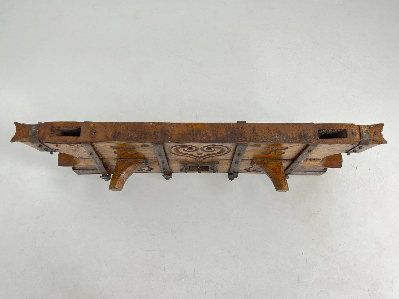 DJ0389-interjero-ir-apdailos-detales-8 Senovinė iškaba/dekoracija iš medžio ir metalo 21x109x38 cm