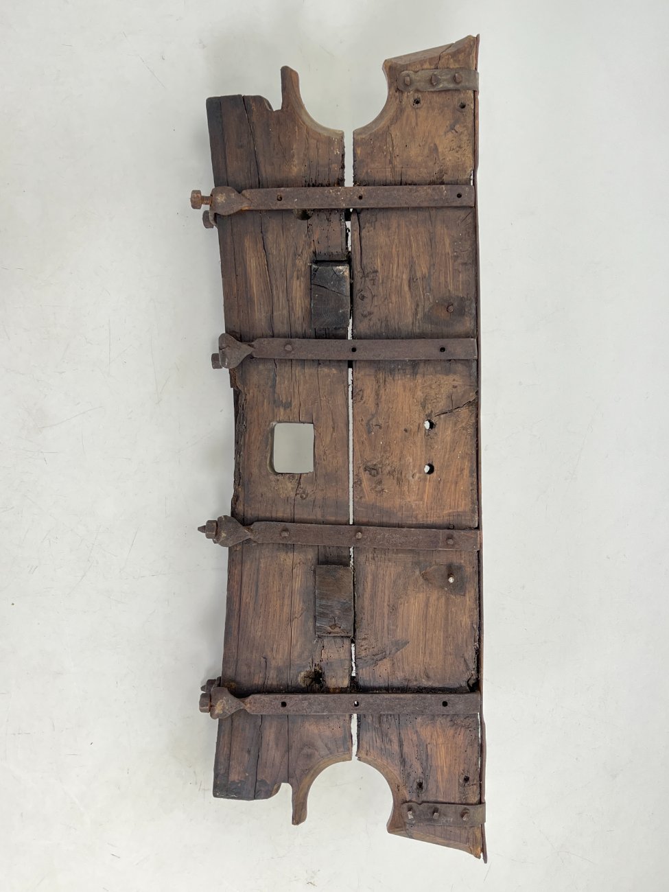 DJ0389-interjero-ir-apdailos-detales-9 Senovinė iškaba/dekoracija iš medžio ir metalo 21x109x38 cm