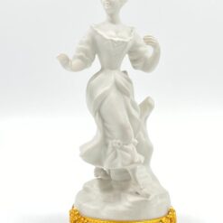 Porcelianinė “Capodimonte” moters statula 11x13x24 cm