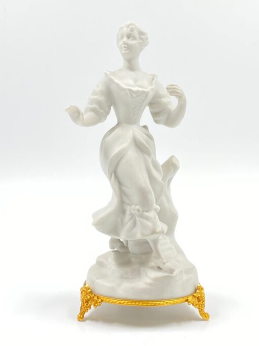 Porcelianinė “Capodimonte” moters statula 11x13x24 cm