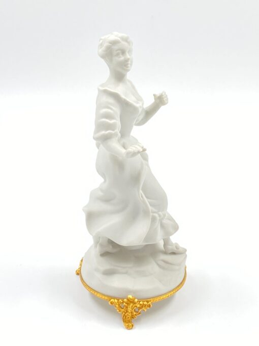 Porcelianinė “Capodimonte” moters statula 11x13x24 cm
