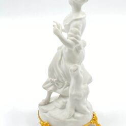 Porcelianinė “Capodimonte” moters statula 11x13x24 cm