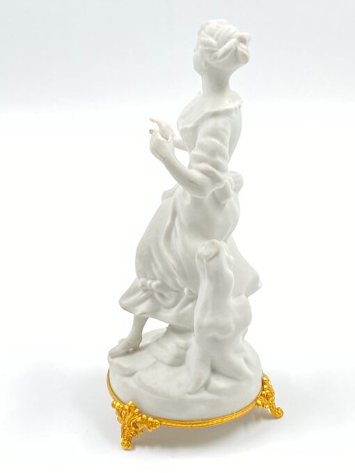 Porcelianinė “Capodimonte” moters statula 11x13x24 cm