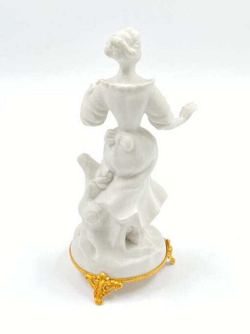 Porcelianinė “Capodimonte” moters statula 11x13x24 cm