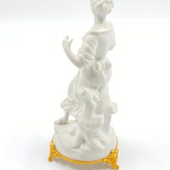 Porcelianinė “Capodimonte” moters statula 11x13x24 cm
