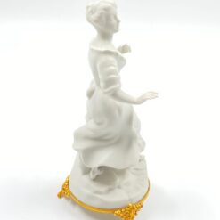 Porcelianinė “Capodimonte” moters statula 11x13x24 cm