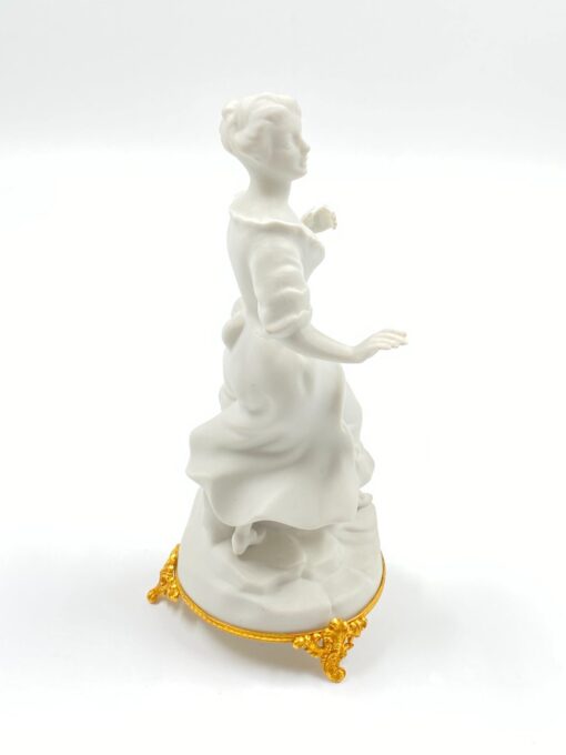 Porcelianinė “Capodimonte” moters statula 11x13x24 cm