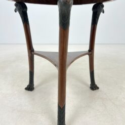 Senovinis raudonmedžio staliukas su paukščio motyvų kojomis ir akmeniniu stalviršiumi 73x73x71 cm