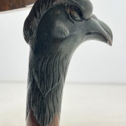 Senovinis raudonmedžio staliukas su paukščio motyvų kojomis ir akmeniniu stalviršiumi 73x73x71 cm