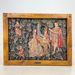 Rankų darbo Viduramžių tematikos gobelenas ąžuoliniame rėme 127x97x11 cm
