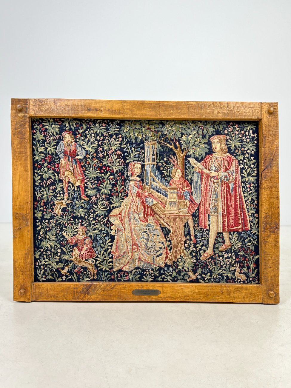 DJ0432-gobelenai-1 Rankų darbo Viduramžių tematikos gobelenas ąžuoliniame rėme 127x97x11 cm