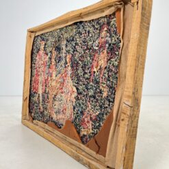 Rankų darbo Viduramžių tematikos gobelenas ąžuoliniame rėme 127x97x11 cm