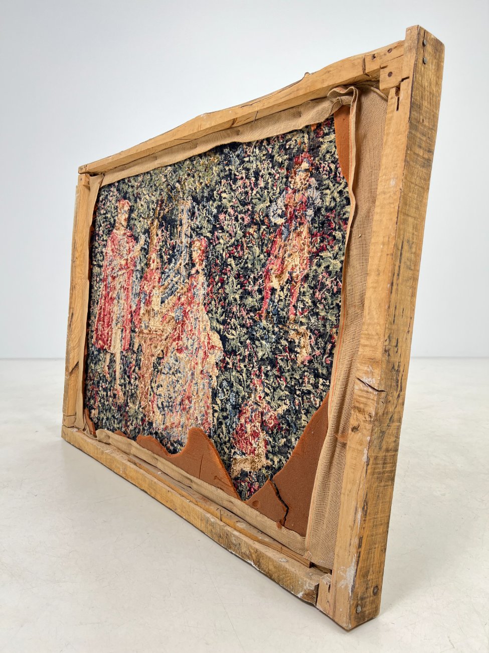 DJ0432-gobelenai-12 Rankų darbo Viduramžių tematikos gobelenas ąžuoliniame rėme 127x97x11 cm