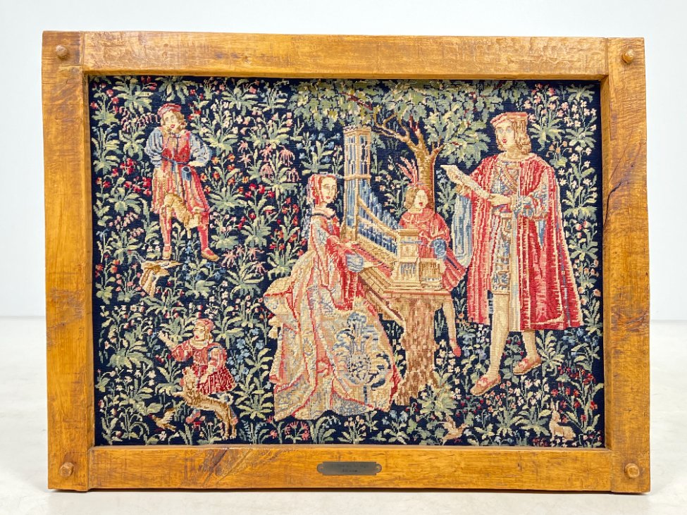 DJ0432-gobelenai-2 Rankų darbo Viduramžių tematikos gobelenas ąžuoliniame rėme 127x97x11 cm