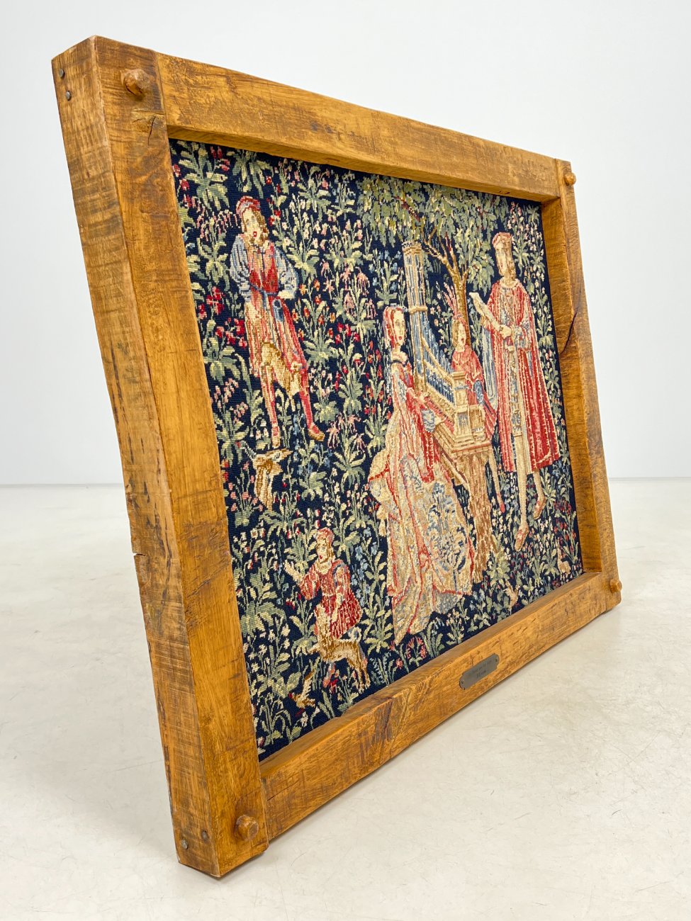 DJ0432-gobelenai-3 Rankų darbo Viduramžių tematikos gobelenas ąžuoliniame rėme 127x97x11 cm
