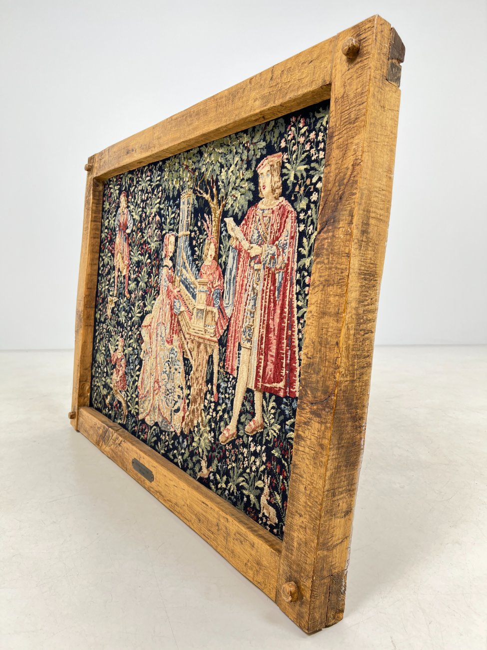 DJ0432-gobelenai-4 Rankų darbo Viduramžių tematikos gobelenas ąžuoliniame rėme 127x97x11 cm