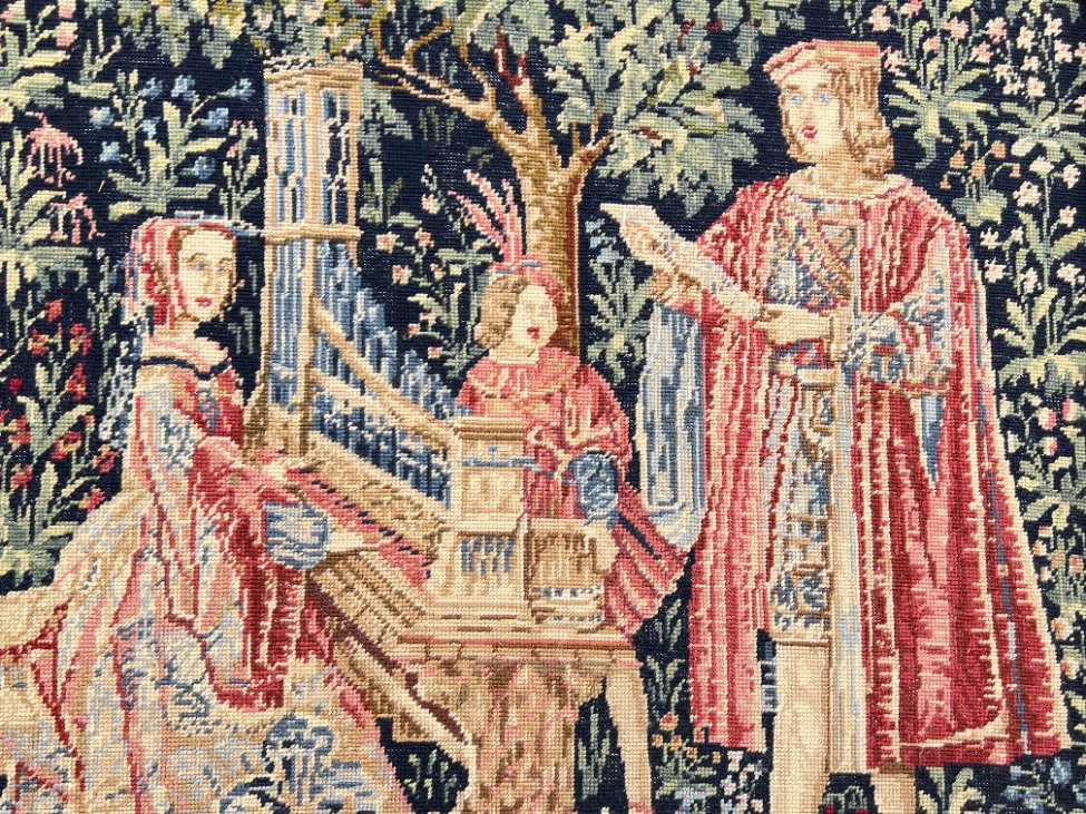 DJ0432-gobelenai-7 Rankų darbo Viduramžių tematikos gobelenas ąžuoliniame rėme 127x97x11 cm