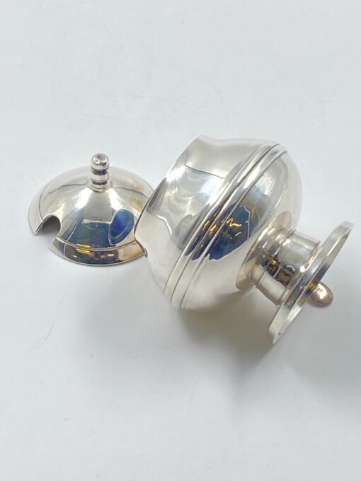 Sidabruoto metalo prieskoninė su šaukšteliu 6x8x8,5 cm