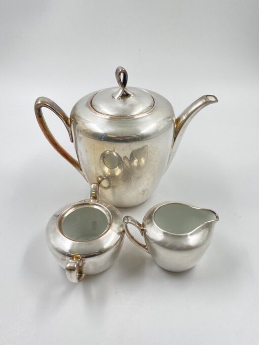 Metalinių su keramikiniu vidumi arbatinuko (1600 ml) 15x25x21 cm, ąsotėlio (200 ml) 9x12x7,5 cm ir cukrinės 10x15x8 cm 3 vnt. komplektas