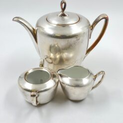 Metalinių su keramikiniu vidumi arbatinuko (1600 ml) 15x25x21 cm, ąsotėlio (200 ml) 9x12x7,5 cm ir cukrinės 10x15x8 cm 3 vnt. komplektas