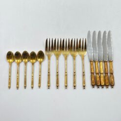 “SFAM Chambly Volga Russe” paauksuoto metalo stalo įrankių komplektas 5 asmenims (5 vnt. šakučių 2,5×14,5×2 cm, 5 vnt. peilių 1,5x17x0,5 cm, 5 vnt. šaukštelių 2x11x1,5 cm)