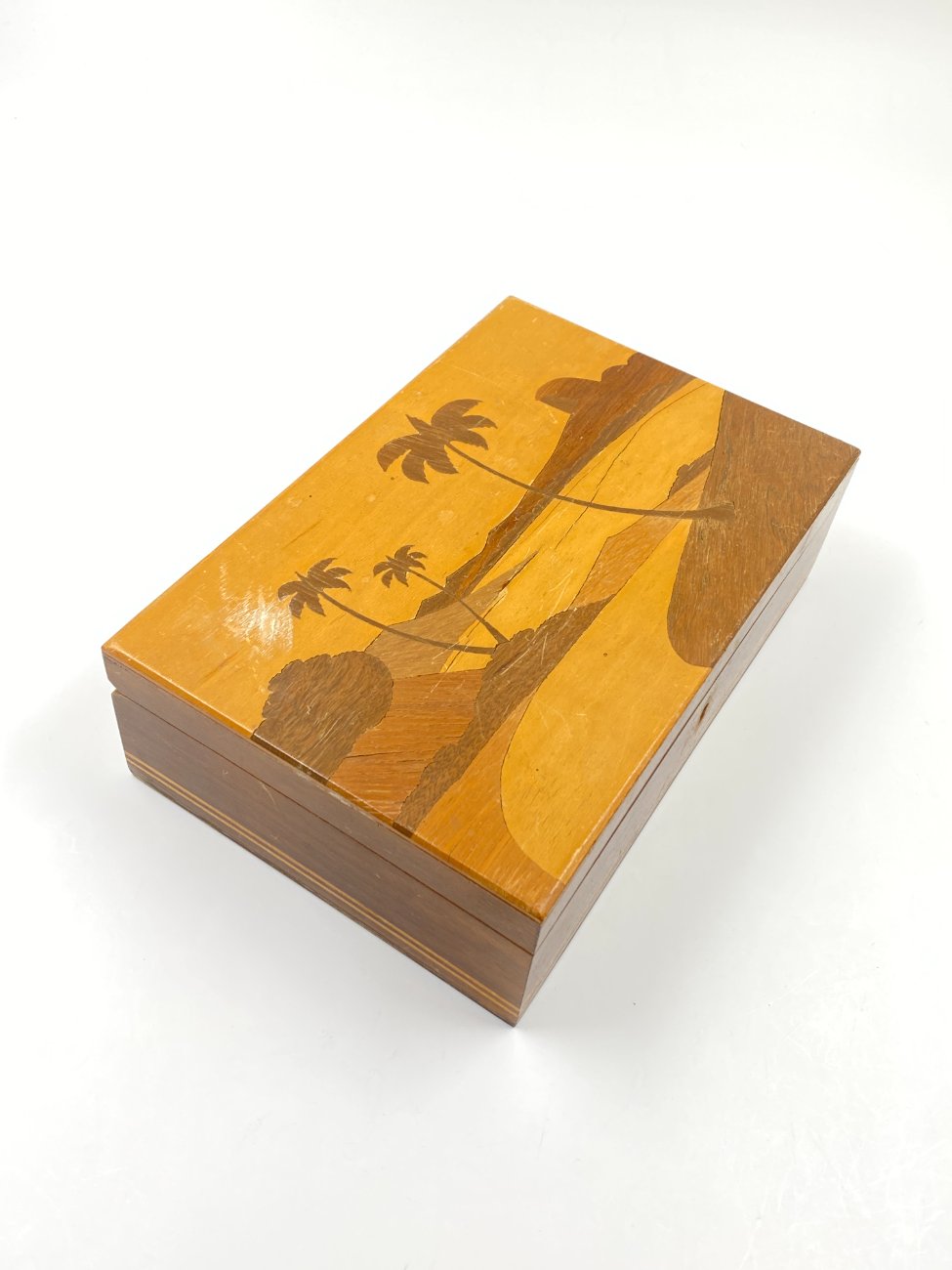 DK0001-dezutes-4 Medinė inkrustuota dėžutė 16,5x24x7,5 cm