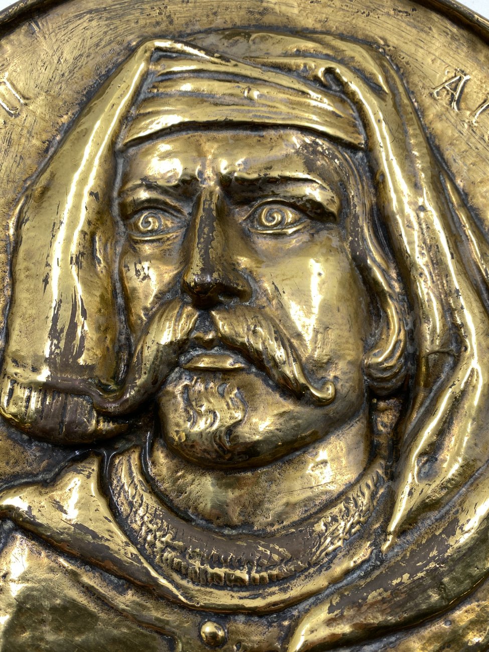 DK0002-interjero-ir-apdailos-detales-6 Žalvarinis bareljefas su Philip van Artevelde atvaizdu 2,5x30x30 cm