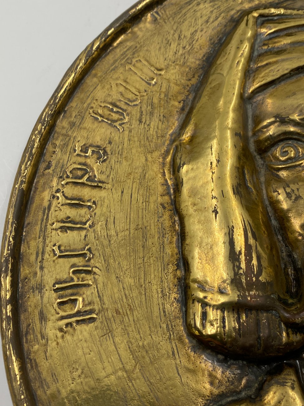 DK0002-interjero-ir-apdailos-detales-7 Žalvarinis bareljefas su Philip van Artevelde atvaizdu 2,5x30x30 cm