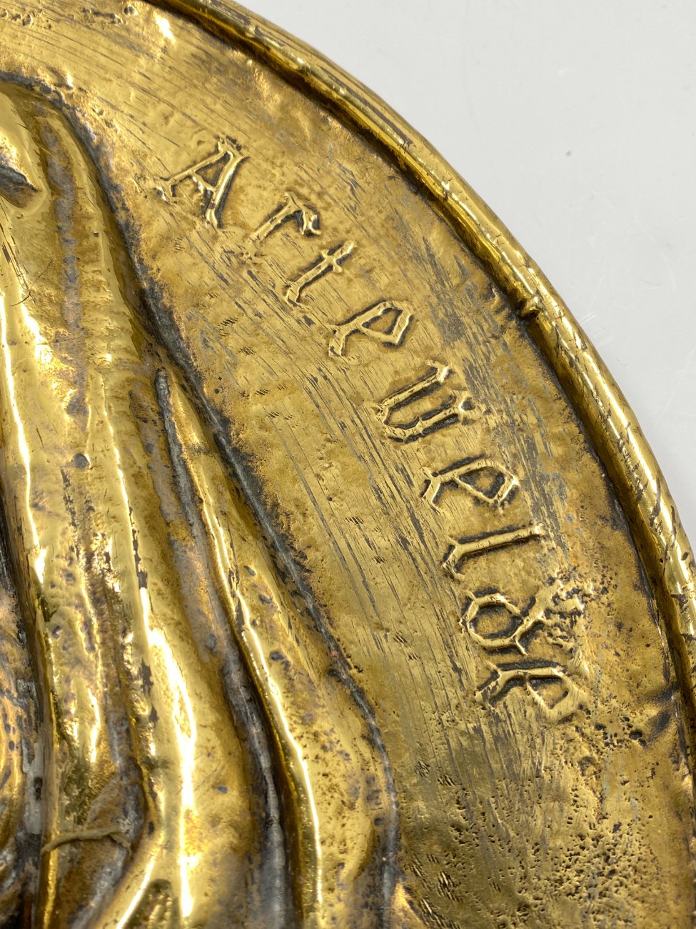 DK0002-interjero-ir-apdailos-detales-8 Žalvarinis bareljefas su Philip van Artevelde atvaizdu 2,5x30x30 cm