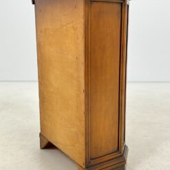 Trapecijos formos riešutmedžio lukšto keturių stalčių komoda 31x53x80 cm