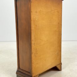 Trapecijos formos riešutmedžio lukšto keturių stalčių komoda 31x53x80 cm