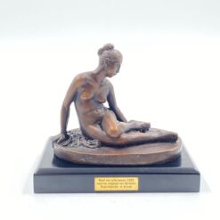 Bronzinė statula ant postamento "Nimf met schorpioen - 1835" 8,5x12,5x11 cm