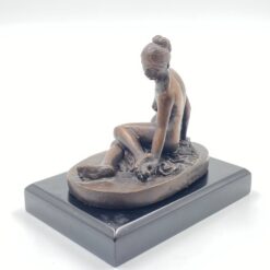 Bronzinė statula ant postamento “Nimf met schorpioen – 1835” 8,5×12,5×11 cm