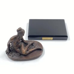 Bronzinė statula ant postamento “Nimf met schorpioen – 1835” 8,5×12,5×11 cm