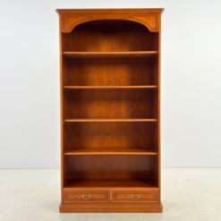 Pastatoma riešutmedžio knygų lentyna 35,5x100x189 cm