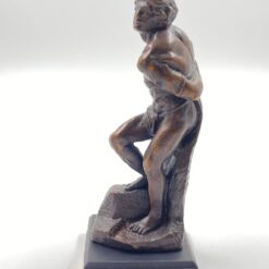 Bronzinė maištaujančio vergo statula ant medinio postamento 6,5×6,5×16,5 cm