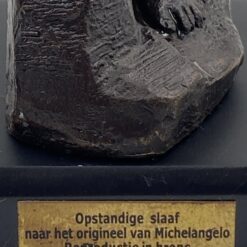 Bronzinė maištaujančio vergo statula ant medinio postamento 6,5×6,5×16,5 cm