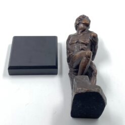 Bronzinė maištaujančio vergo statula ant medinio postamento 6,5×6,5×16,5 cm