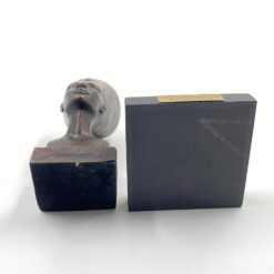 Bronzinė Nefertitės statula ant medinio postamento 6,5×6,5×13 cm