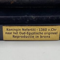 Bronzinė Nefertitės statula ant medinio postamento 6,5×6,5×13 cm