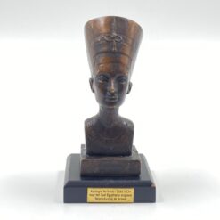 Bronzinė Nefertitės statula ant medinio postamento 6,5×6,5×13 cm