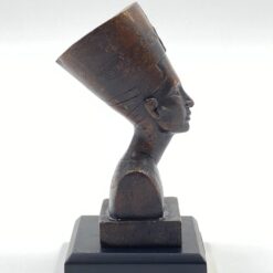 Bronzinė Nefertitės statula ant medinio postamento 6,5×6,5×13 cm